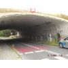 Widok tunelu z namalowanym na jezdni napisem, z prawejstrony dwóch mężczyzn i strażniczka