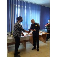Komendant Straży Miejskiej wręcza pani Wandzie Grabowskiej dyplom okolicznościowy