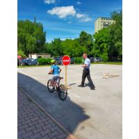Funkcjonariusz Straży Miejskiej Miasta Lublin pomaga w egzaminie praktycznym na kartę rowerową