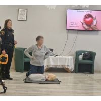 Funkcjonariuszka oraz starsza kobieta przy fantomie