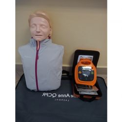 Zdjęcie fantoma i defibrylatora do nauki udzielania pierwszej pomocy przedmedycznej