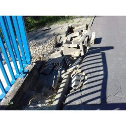 zdjęcie przedstawiające część mostu z zapadniętą kostką na ścieżce rowerowej -Bulwar Zalewskiego