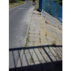 zdjęcie przedstawia kawałek ścieżki rowerowej na moście - Bulwar Zalewskiego.Po interwencji strażników miejskich  zapadnięta kostka brukowa została naprawiona