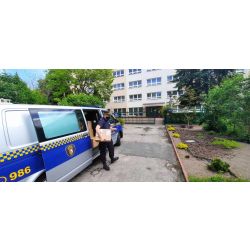 Zdjęcie przedstawia samochód straży miejskiej pod siedzibą Bursy szkolnej w Lublinie