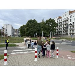 dzieci przechodzace przez przejście