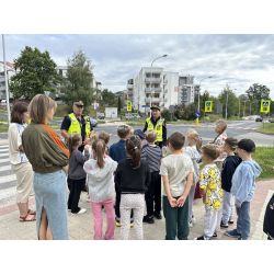 dzieci przed przejściem słuchające strażnika