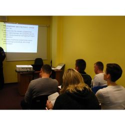 zdjęcie sali wykładowej KWP w Lublinie i kursantów szkolenia podstawowego dla strażników gminnych (miejskich)