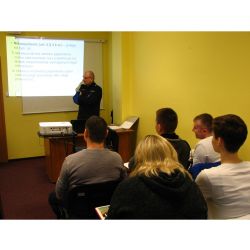 zdjęcie wykładowcy z KWP w Lublinie podczas zajęć szkolenia podstawowego dla strażników gminnych (miejskich)
